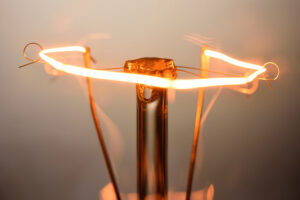 Filament de lampe a incandescence detail Copyright choness iStock ThinkstockPhotos 1